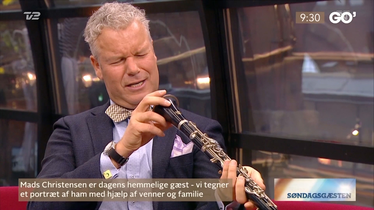 Mads Christensen "spiller" klarinet i Go' Morgen Danmark