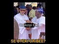 SE OYEKI ORIBEE? Kabiesi kneeling to discuss with Prince Abiodun Gov of Ogun State