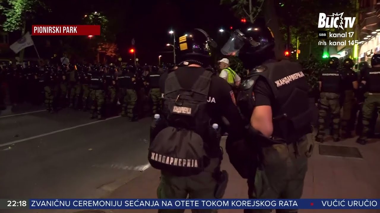 NEREDI U BEOGRADU: Kordon policije razdvajao dve grupe demonstranata na ulicama