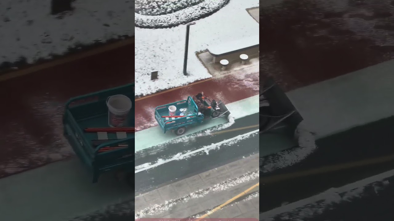 Snow Removal Expert: High-Efficiency Electric Tricycle!