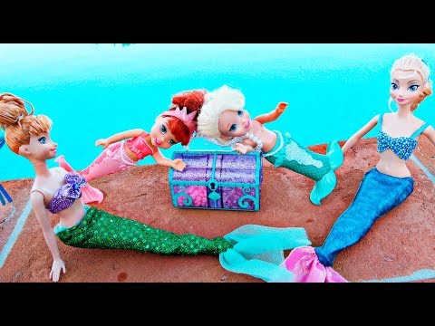 Elsa and Anna toddlers become mermaids with Ariel and Barbie and find a treasure