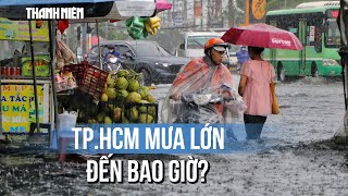 TP.HCM mưa lớn xối xả giữa trưa: Đường ngập, người dân \\