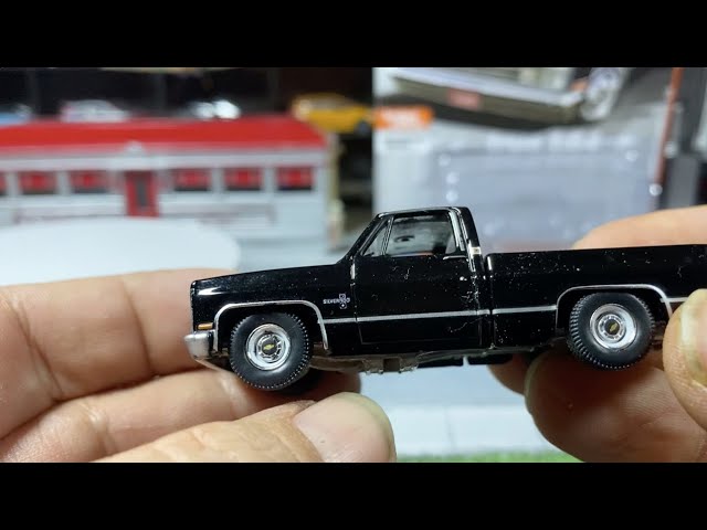 Diecast Review: 1985 Chevrolet Silverado Fleetside by Auto
