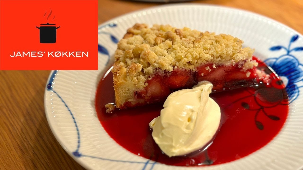 Æble-bærtærte med valnøddecrumble - en skøn efterårsdessert.