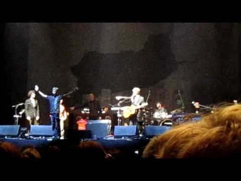 Crowded House @ HmH june 20th Mark Hart races Swen...