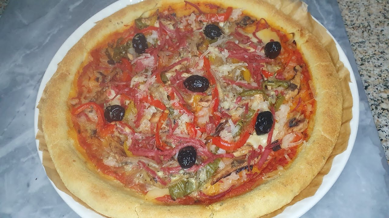 بيتزا بصلصة منزلية بنينة تستحق التجربة