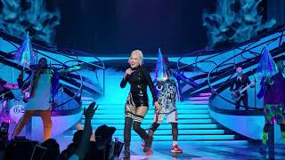 Umbrella (Rihanna Cover) - Gwen Stefani (Live Planet Hollywood Las Vegas October 27th 2021) Show #52