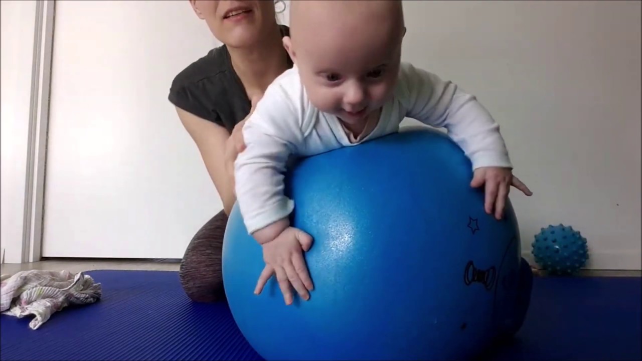 Aktivnosti z dojenčkom 3 - 6 mesecev / Razvojne igre na blazini in žogi