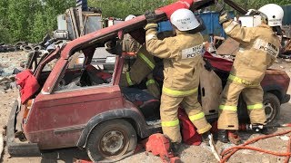 Разрезать пополам машину, чтобы снять выпуск. || Аварийно-спасательный автомобиль.