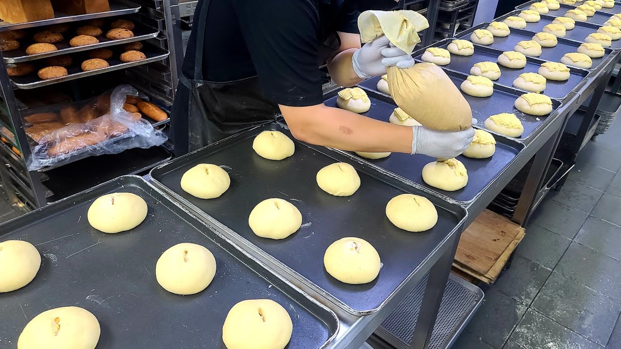 엄청납니다! 아끼지 않는 토핑으로, 대박터진 옥수수 치즈 폭탄 빵 / Mass production of overwhelming corn cheese bread