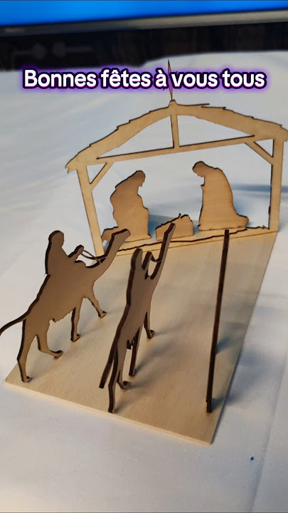 la construction d'une crèche pour Noël avec un découpe laser et le collage manuel.
