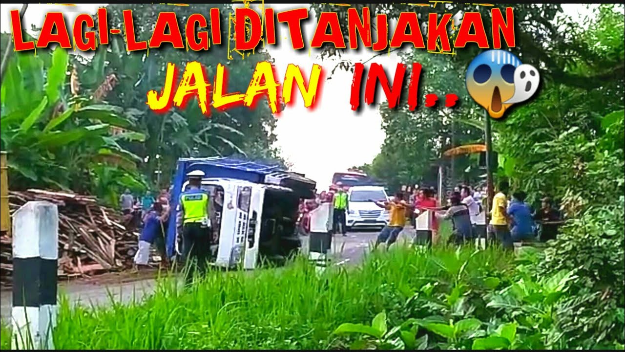  TRUK  TERGELEMPANG DI JALAN RAYA MAMBAK JEPARA  BERMUATAN 