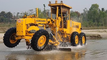 Grader Operator Washing His Machine in Funny Way - Grader Showing Stunt in River - Grader Video