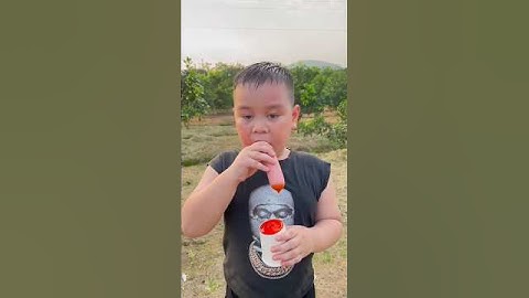 Cậu bé tốt bụng lần đầu ăn xúc xích và cái kết hài hước#shorts​