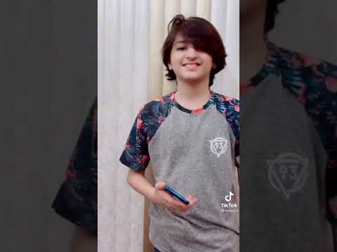 لونڈے باز اس بچے کے پیچھے ہاتھ دھو کر پڑ ے ہوئے ہیں اگر کسی کو اس کا نمبر چاہیے تو