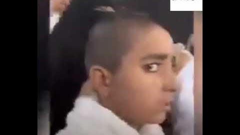 طفل يقرأ القرآن الكريم أثناء الطواف بالكعبة. سورة القلم