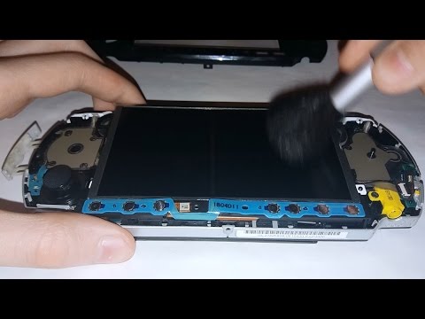 Видео: Чистка дисплея и кнопок PSP 300X от пыли