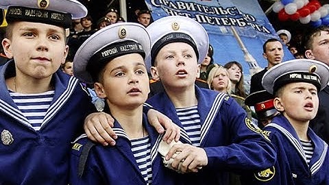 Три полоски на воротнике моряка: откуда пошла традиция