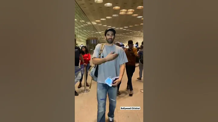 Aditya roy kapoor reaction when fans say 'abs dikhao' 😂 #adityaroykapoor #bollywoodchitchat #shorts