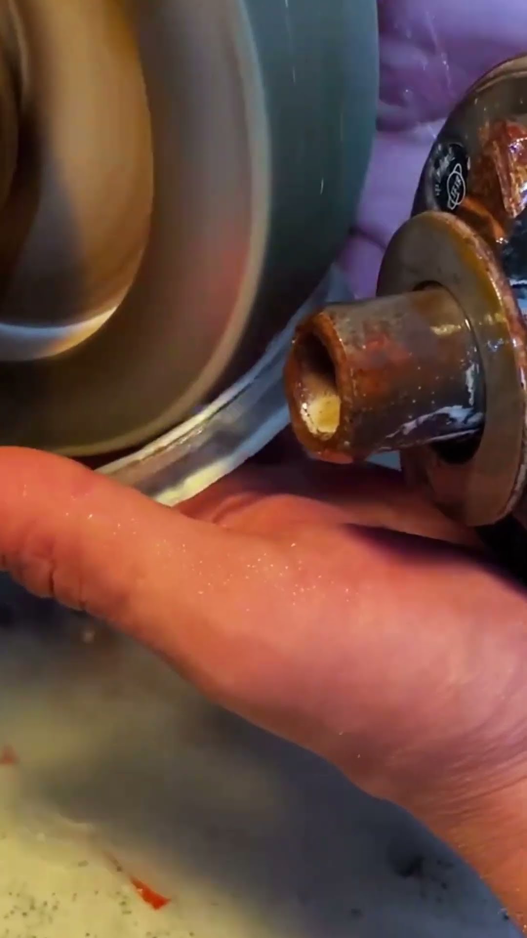Glass bracelet cutting process- Good tools and machinery make work easy