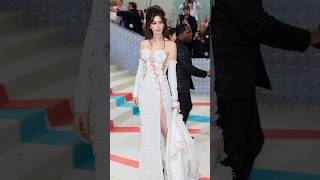 Anne Hathaway Stuns in Atelier Versace gown with pearl pins at Met Gala 2023 #annehathaway #versace