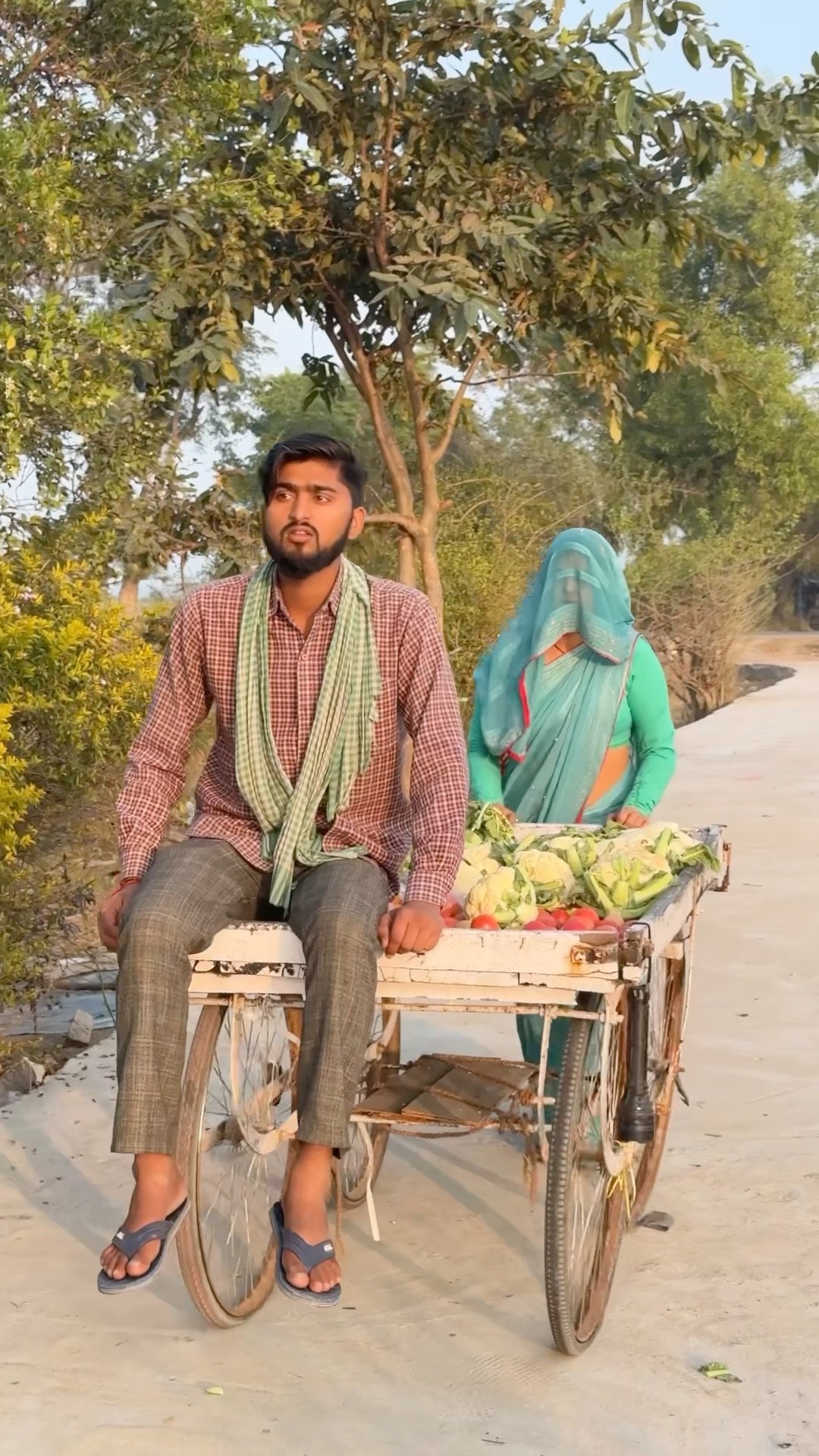 Ghugat ke pijhe bhabhi hai ~??#shorts #comedy #funny #pushpanjalimaurya