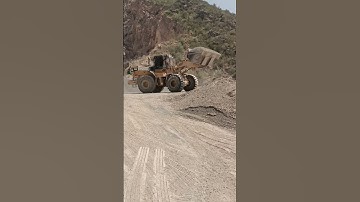 caterpillar F966 wheel loader crush loading in crush plant #jawcrusher #excavator