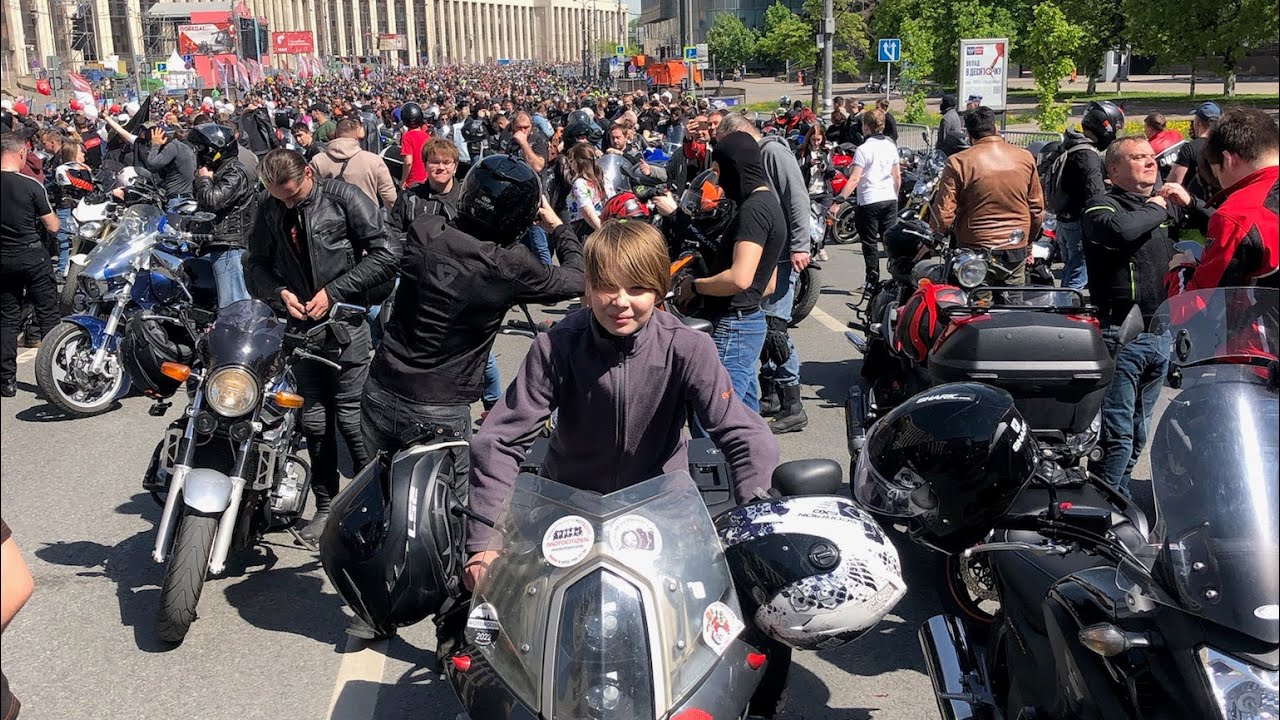 Мотоциклист в толпе феминисток