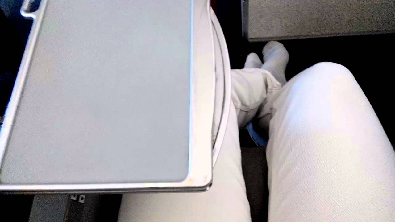 Столик в самолете. Складной столик в самолете. Откидной столик в самолете. Откидной столик в кресле самолета. Столик в подлокотнике самолета.