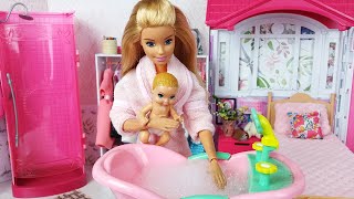 Mama doll cares for her baby bath time! Play Dolls family Routine