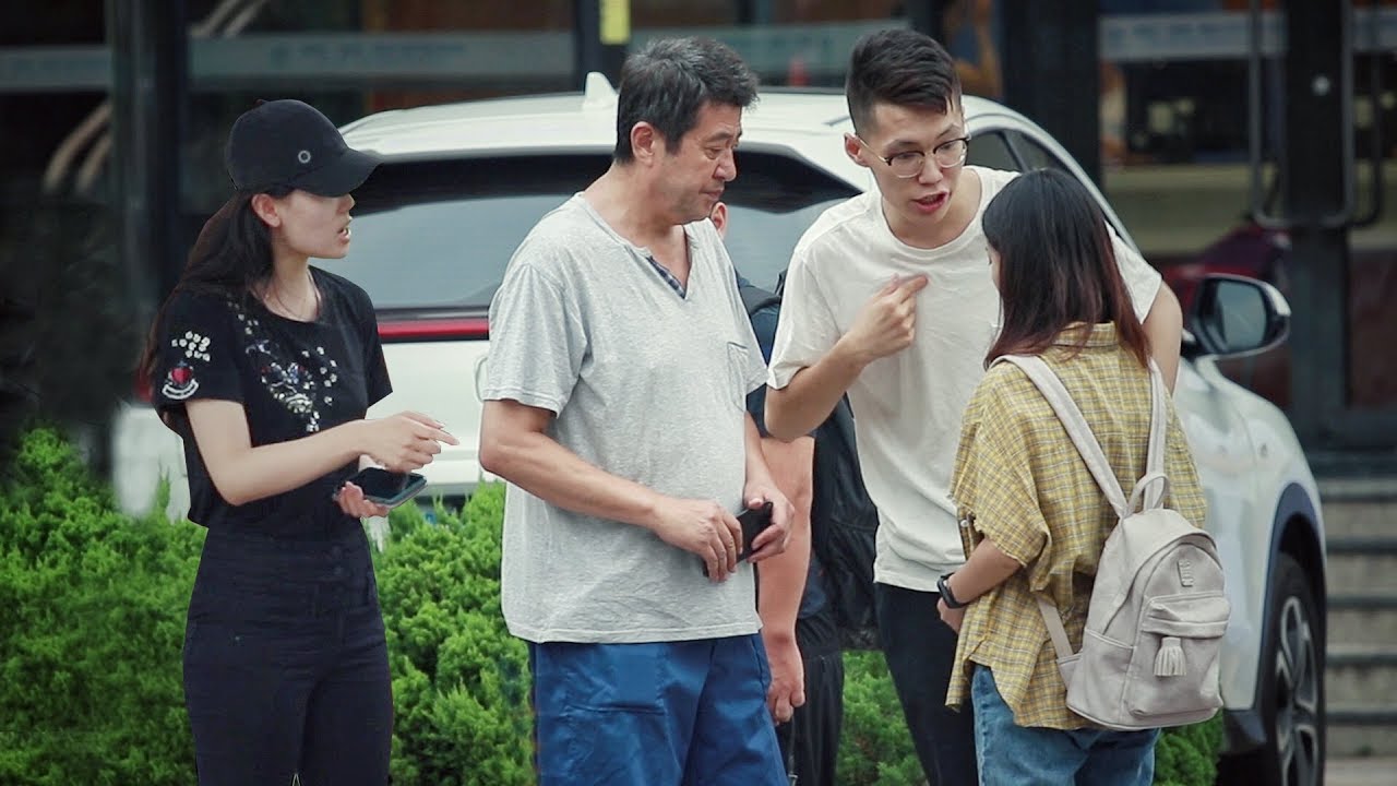 The girl wants her father to buy the latest mobile phone... 女生为攀比向穷父亲要新手机，路人：他把一切都给你了还想怎样！