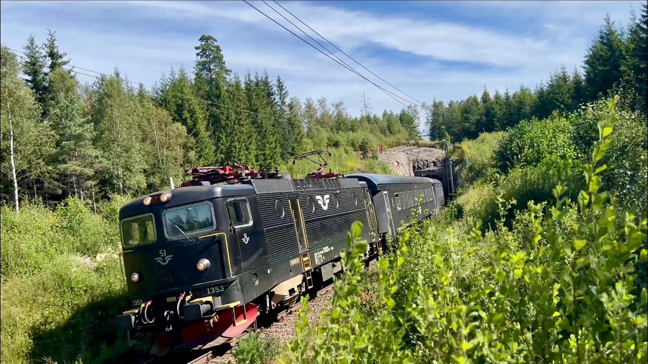 Kust till kust tåget kommer ut ur tunneln / Trains in Sweden