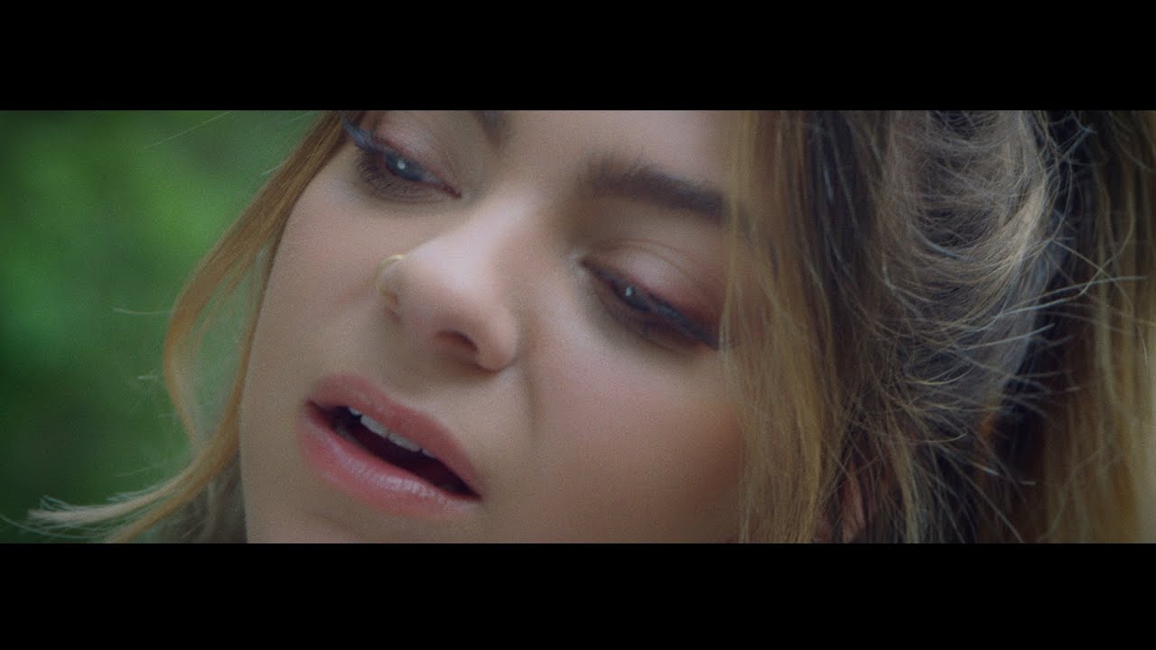 Caroline Costa - Baskia (Clip officiel) auf YouTube ansehen Caroline Costa - Baskia (Clip officiel) auf YouTube ansehen