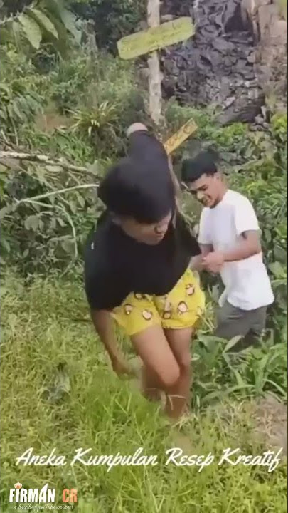 apesss benerr..manjat pohon pepaya😂😭