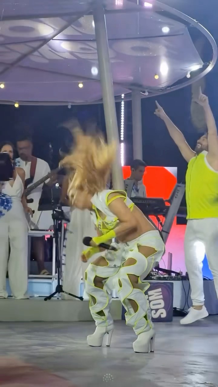 Joelma dançando no Caldeirão com Mion