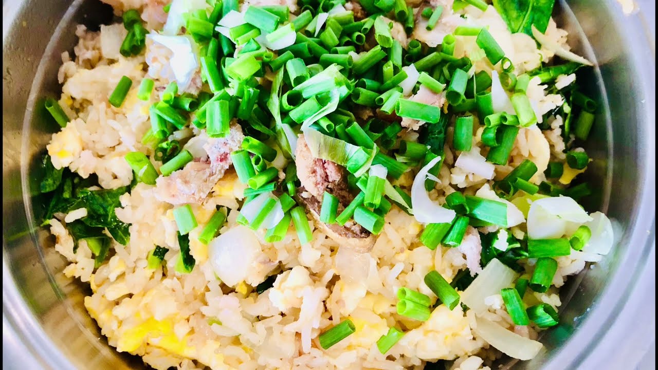 ข้าวผัดคะน้าปลาเค็ม เวลาผัดต้องทอดปลาก่อน จะทำให้ข้าวผัดหอม 