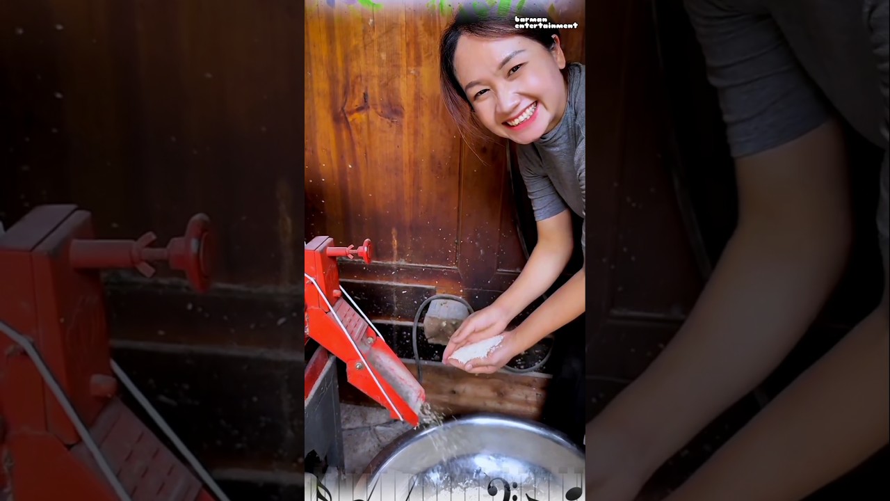 Mountain women work hard to break rice 