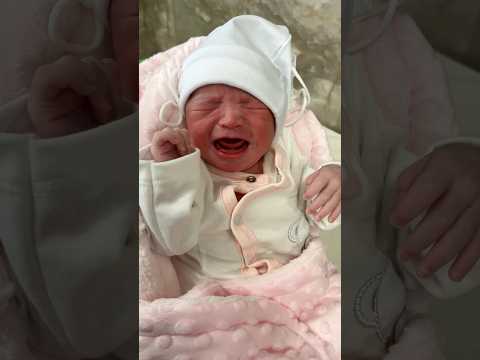 گریه بامزه نوزاد چشم بادامی لحظه های اول تولد مولود ولادة قابلة شفاء   نینی