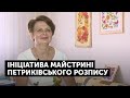 Киянка розписує під'їзди Петриківським розписом