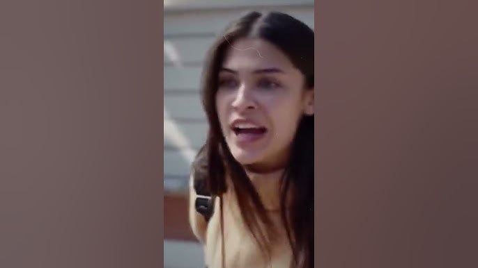 Bir qiz lifchigini yechib, keyin külotlarini sekin onlayn video