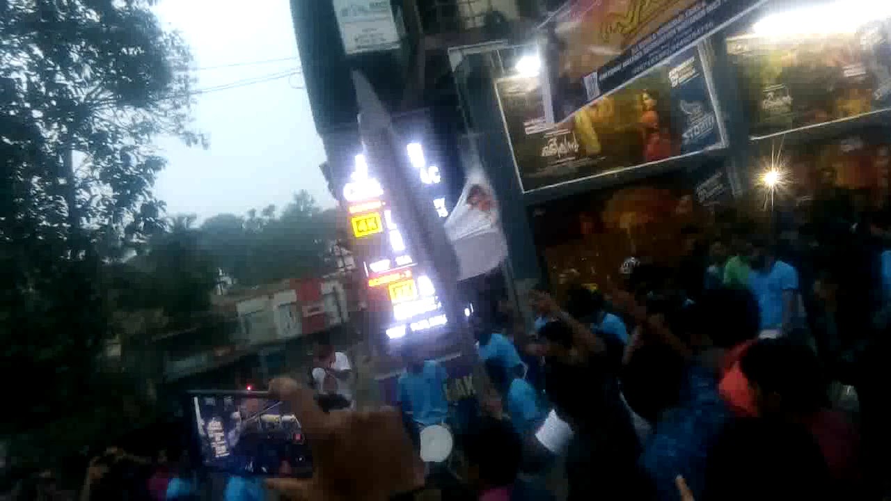 Odiyan movie morning  fans show theater reaspons