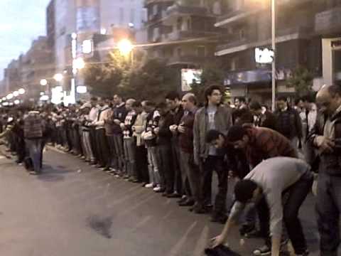 صلاة المغرب بالاسكندرية يوم جمعة الغضب 28يناير