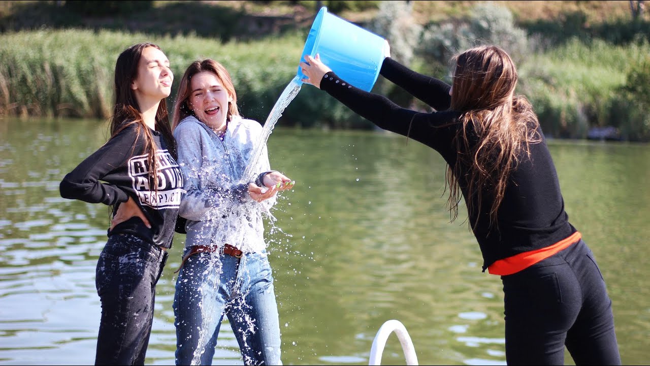 SUMMER WETLOOK: PRETTY STUDENTS GET WET IN THEIR CLOTHES IN THE RIVER [WETLOOKER ID: vk3205]