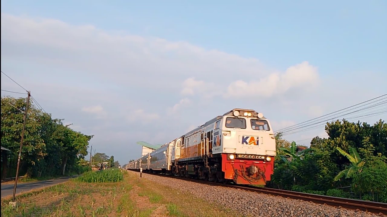 KA Gajayana melintas di timur JPL 244 sore hari