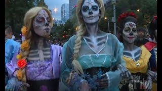 Video voorbeeld van "La tradición mexicana que el mundo admira | El día de muertos"
