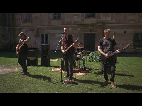 Holttér - Más nem érdekel (Official Music Video)