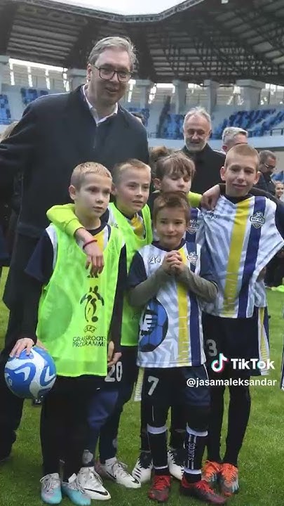 Вучић: Нови стадиони - да нам се деца играју мање на телефону, више на ...