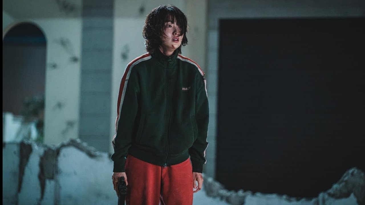 بعد مابتشوف امها قدامها ف المشرحة عمها بيربيها انها تبقي الة حرب وتبقي صاحبة اكبر محل اسلحة في كوريا