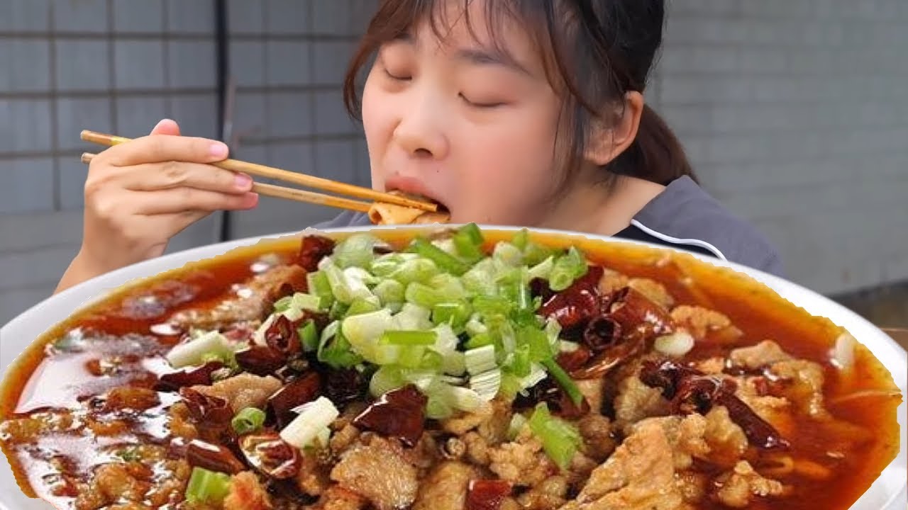 秋妹買塊瘦肉弄水煮肉片，再燙點老豆皮，軟糯厚實還是童年的味道【颜美食】