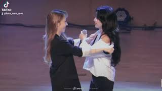 Moonbyul removing Solar's top #Moonsun #Mamamoo